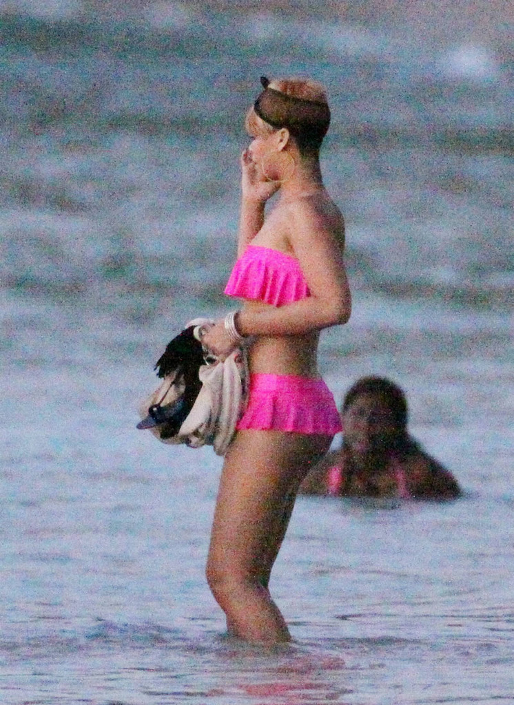 gallery enlarged-rihanna-bikini-wedgie-13 - 