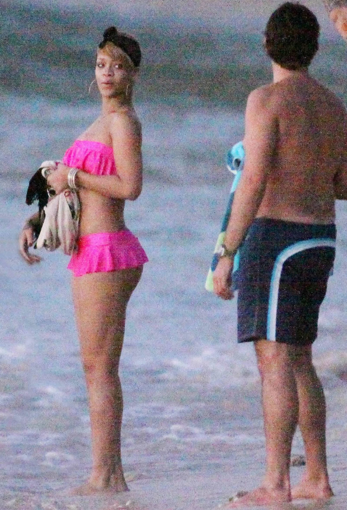 gallery enlarged-rihanna-bikini-wedgie-20 - 