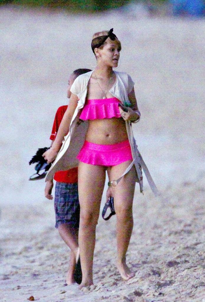 gallery enlarged-rihanna-bikini-wedgie-30 - 