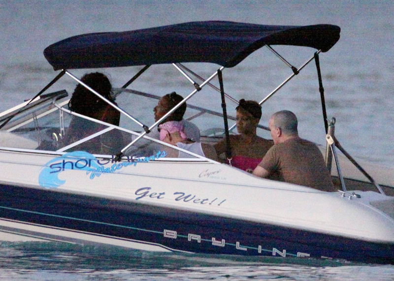 gallery enlarged-rihanna-bikini-wedgie-37 - 