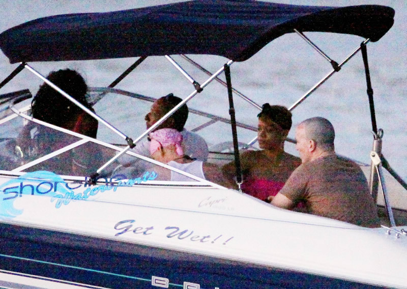 gallery enlarged-rihanna-bikini-wedgie-38 - 