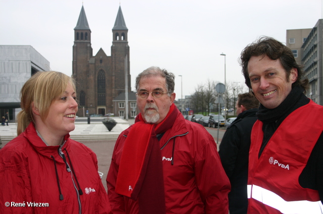  RenÃ© Vriezen 2010-01-23 #0111 PvdA Arnhem GR2010 Kandidaten plakken affiches zaterdag 23 januari 2010