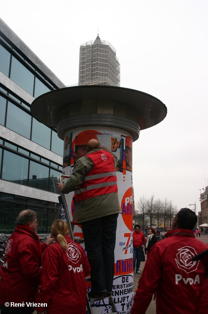  RenÃ© Vriezen 2010-01-23 #0115 PvdA Arnhem GR2010 Kandidaten plakken affiches zaterdag 23 januari 2010