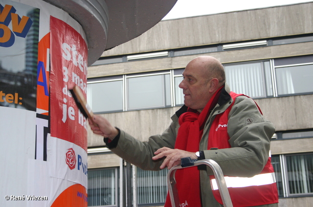  RenÃ© Vriezen 2010-01-23 #0119 PvdA Arnhem GR2010 Kandidaten plakken affiches zaterdag 23 januari 2010