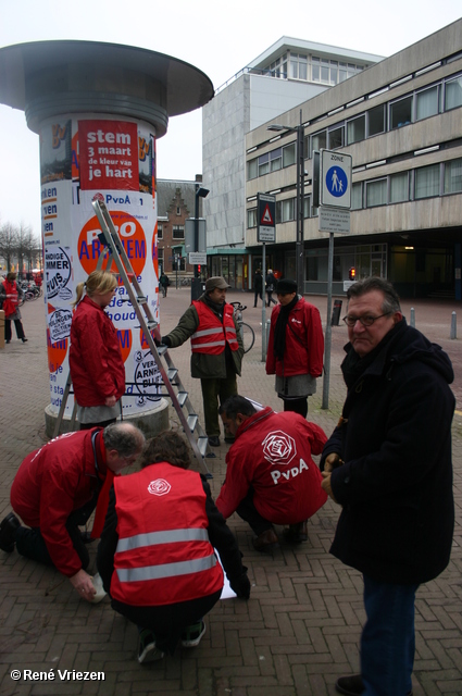  RenÃ© Vriezen 2010-01-23 #0124 PvdA Arnhem GR2010 Kandidaten plakken affiches zaterdag 23 januari 2010