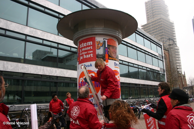  RenÃ© Vriezen 2010-01-23 #0125 PvdA Arnhem GR2010 Kandidaten plakken affiches zaterdag 23 januari 2010