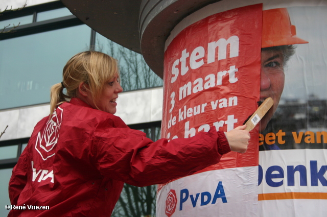  RenÃ© Vriezen 2010-01-23 #0135 PvdA Arnhem GR2010 Kandidaten plakken affiches zaterdag 23 januari 2010