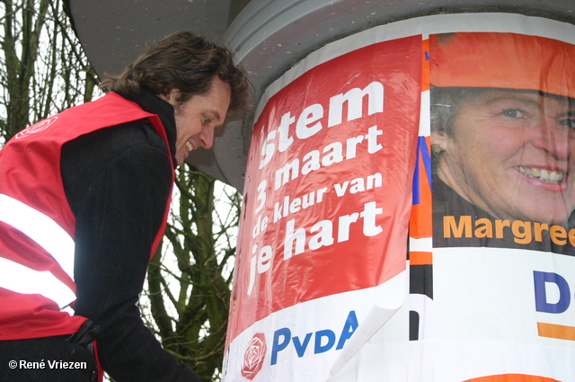  RenÃ© Vriezen 2010-01-23 #0145 PvdA Arnhem GR2010 Kandidaten plakken affiches zaterdag 23 januari 2010