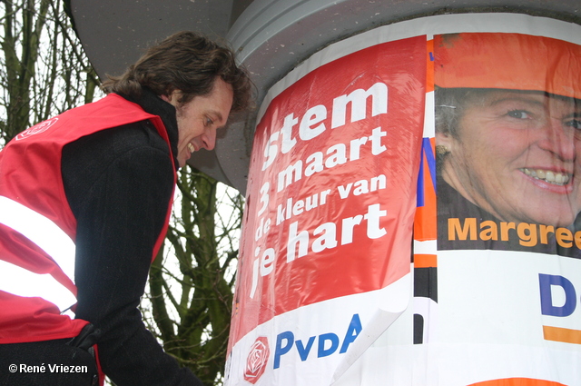  René Vriezen 2010-01-23 #0145 PvdA Arnhem GR2010 Kandidaten plakken affiches zaterdag 23 januari 2010