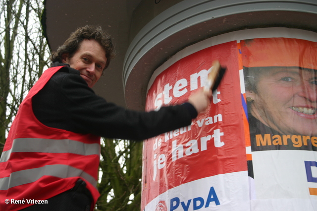  René Vriezen 2010-01-23 #0147 PvdA Arnhem GR2010 Kandidaten plakken affiches zaterdag 23 januari 2010