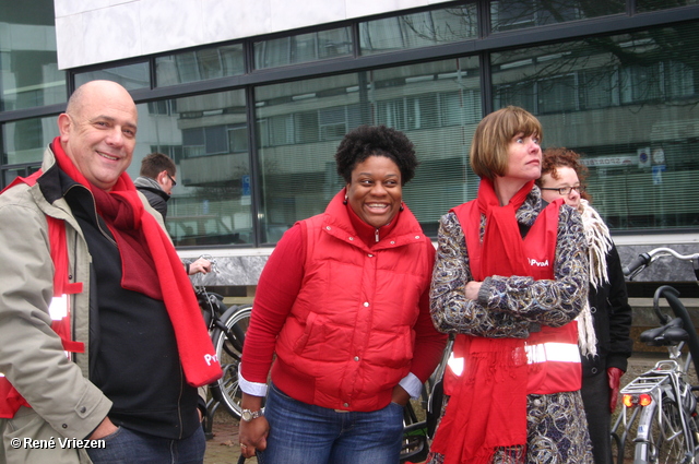  RenÃ© Vriezen 2010-01-23 #0149 PvdA Arnhem GR2010 Kandidaten plakken affiches zaterdag 23 januari 2010