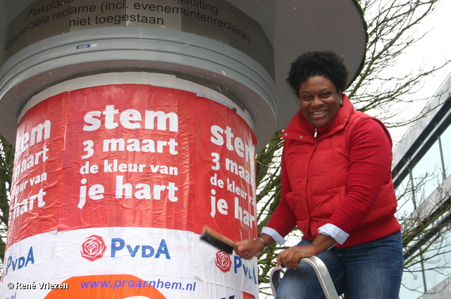  RenÃ© Vriezen 2010-01-23 #0166 PvdA Arnhem GR2010 Kandidaten plakken affiches zaterdag 23 januari 2010