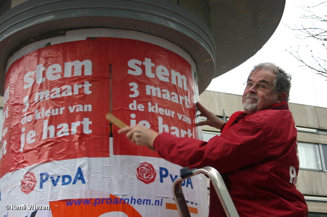  René Vriezen 2010-01-23 #0175 PvdA Arnhem GR2010 Kandidaten plakken affiches zaterdag 23 januari 2010