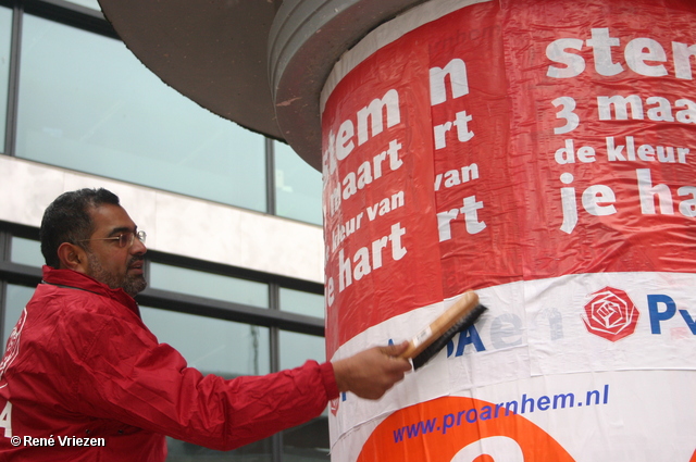  RenÃ© Vriezen 2010-01-23 #0184 PvdA Arnhem GR2010 Kandidaten plakken affiches zaterdag 23 januari 2010