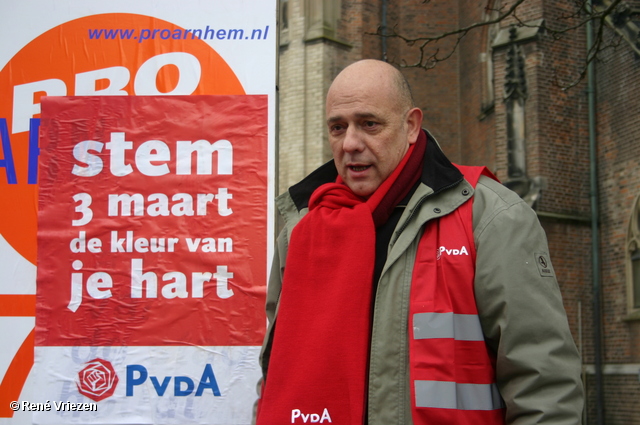  RenÃ© Vriezen 2010-01-23 #0108 PvdA Arnhem GR2010 Kandidaten plakken affiches zaterdag 23 januari 2010