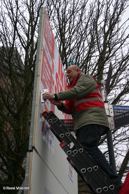  René Vriezen 2010-01-23 #0051 PvdA Arnhem GR2010 Kandidaten plakken affiches zaterdag 23 januari 2010
