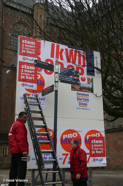  RenÃ© Vriezen 2010-01-23 #0056 PvdA Arnhem GR2010 Kandidaten plakken affiches zaterdag 23 januari 2010