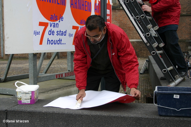  René Vriezen 2010-01-23 #0065 PvdA Arnhem GR2010 Kandidaten plakken affiches zaterdag 23 januari 2010