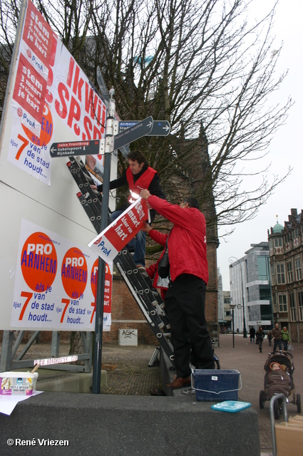  RenÃ© Vriezen 2010-01-23 #0070 PvdA Arnhem GR2010 Kandidaten plakken affiches zaterdag 23 januari 2010