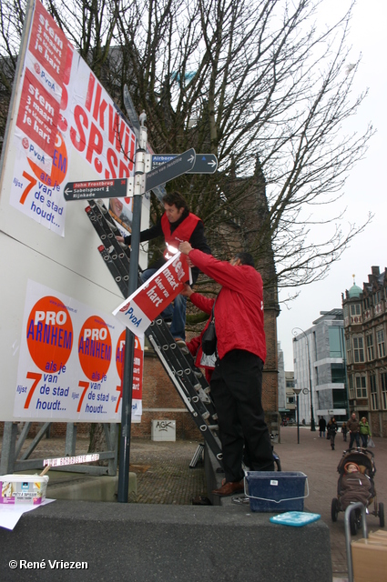  René Vriezen 2010-01-23 #0070 PvdA Arnhem GR2010 Kandidaten plakken affiches zaterdag 23 januari 2010
