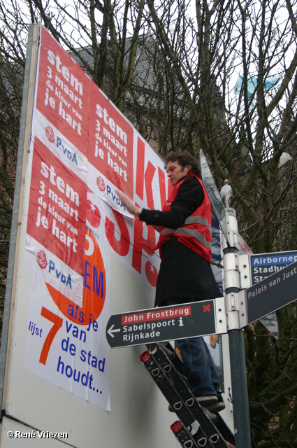  RenÃ© Vriezen 2010-01-23 #0077 PvdA Arnhem GR2010 Kandidaten plakken affiches zaterdag 23 januari 2010