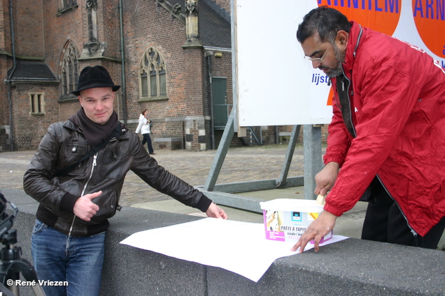  RenÃ© Vriezen 2010-01-23 #0078 PvdA Arnhem GR2010 Kandidaten plakken affiches zaterdag 23 januari 2010