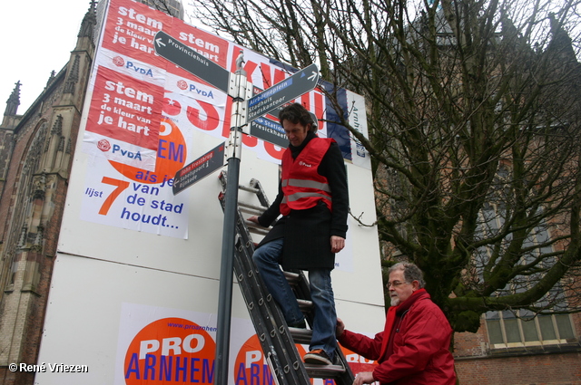  RenÃ© Vriezen 2010-01-23 #0081 PvdA Arnhem GR2010 Kandidaten plakken affiches zaterdag 23 januari 2010