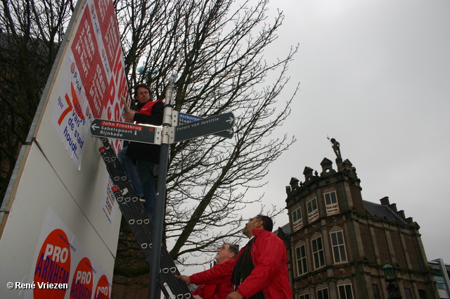  RenÃ© Vriezen 2010-01-23 #0090 PvdA Arnhem GR2010 Kandidaten plakken affiches zaterdag 23 januari 2010