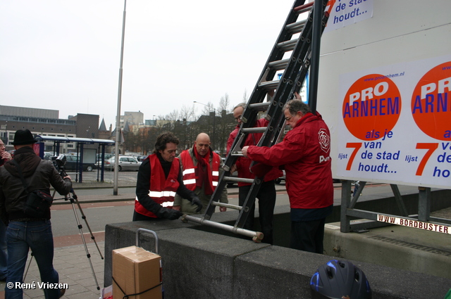  RenÃ© Vriezen 2010-01-23 #0006 PvdA Arnhem GR2010 Kandidaten plakken affiches zaterdag 23 januari 2010