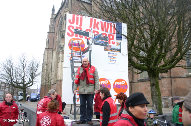  René Vriezen 2010-01-23 #0009 PvdA Arnhem GR2010 Kandidaten plakken affiches zaterdag 23 januari 2010