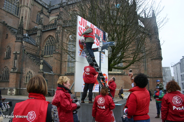  RenÃ© Vriezen 2010-01-23 #0014 PvdA Arnhem GR2010 Kandidaten plakken affiches zaterdag 23 januari 2010