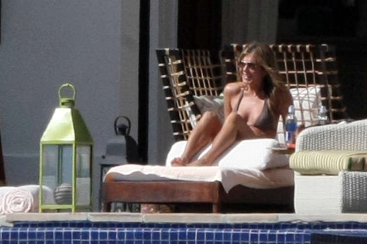 jennifer-aniston-mexico-09 - 