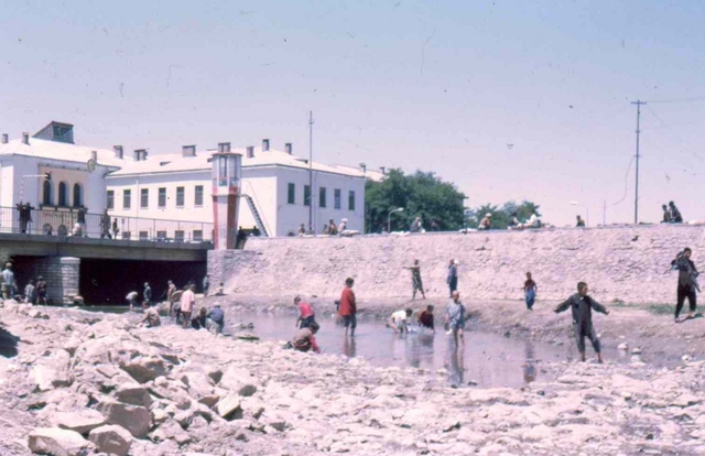 Kabul, gracht Afghanstan 1971, on the road