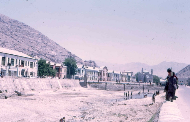 kabul, gracht centrum Afghanstan 1971, on the road