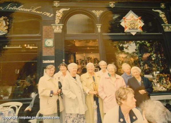 Ma en tante Bep en nichten 3 R.I.P. Moeder 14-11-1921 * 31-12-2012