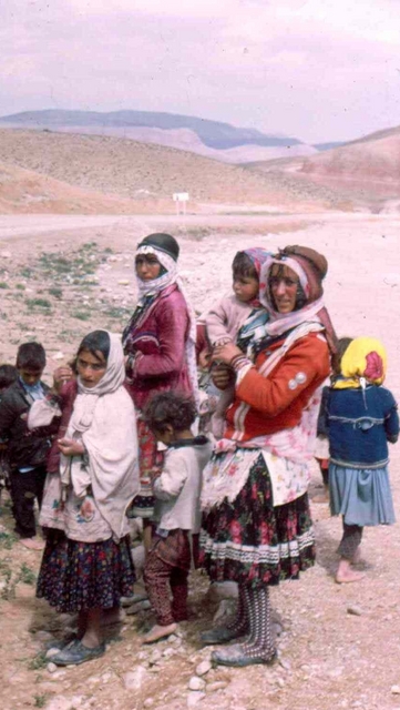 koerdische familie vrouwen Afghanstan 1971, on the road