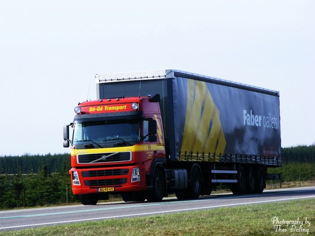 De-Ge Transport - Ommen  BS-PZ-69  rijdend-border Volvo  2010