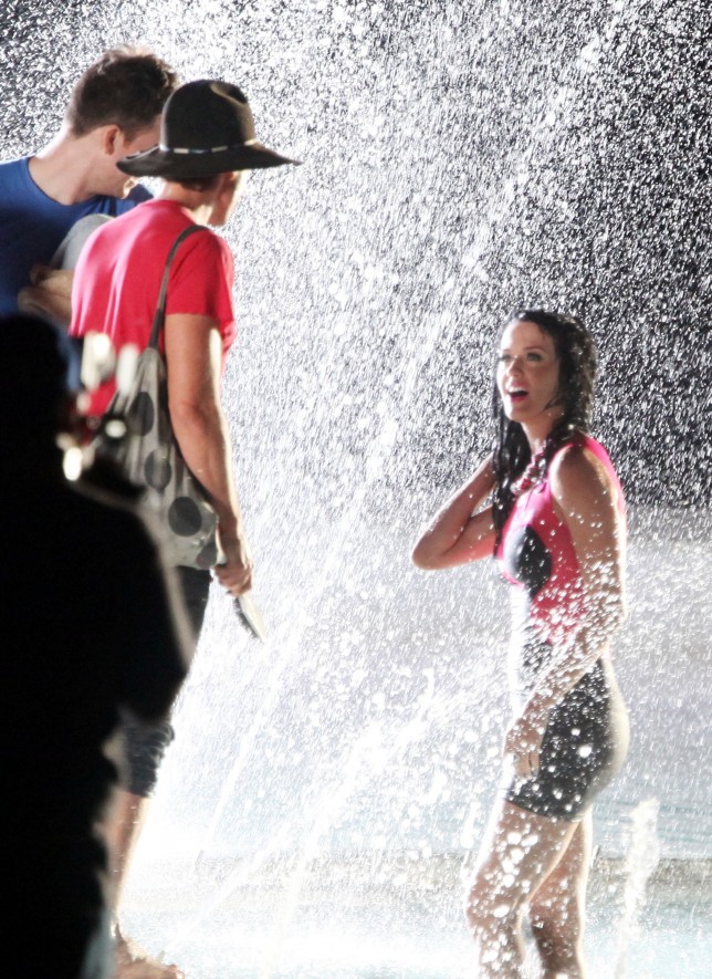 katy-perry-wet-video-5-644x885 - 