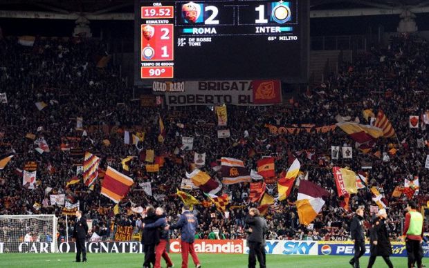 small sport calcio italiano roma inter abbraccio f - 