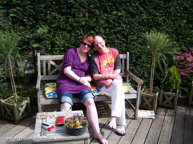 John en Evelien 29-04-10 2 In de tuin 2010