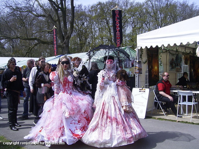 Elf Fantasy Fair 24-04-10 (19) John en Evelien bij de Elf Fantasy Fair 2010