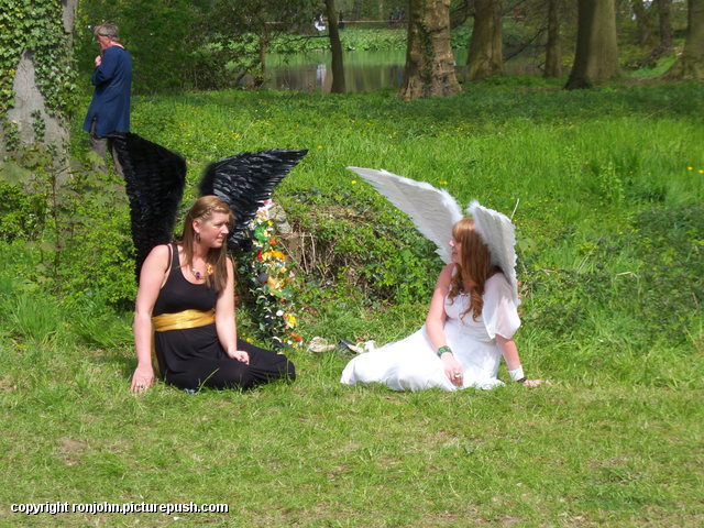 Elf Fantasy Fair 25-04-10 (09) John en Evelien bij de Elf Fantasy Fair 2010