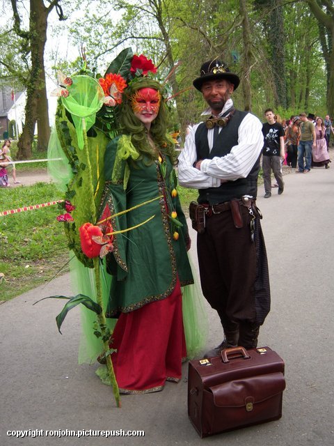 Elf Fantasy Fair 25-04-10 (26) John en Evelien bij de Elf Fantasy Fair 2010