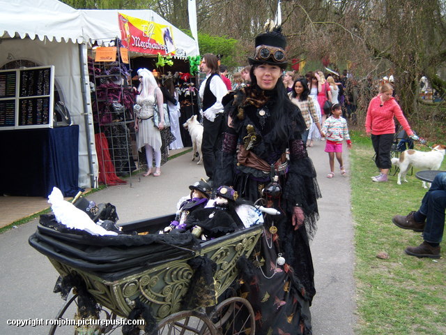 Elf Fantasy Fair 25-04-10 (87) John en Evelien bij de Elf Fantasy Fair 2010