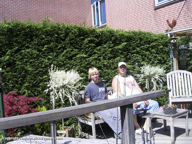Ron en Niels 22-05-10 2 In de tuin 2010