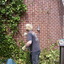 Klimop eraf met Niels Wessi... - In de tuin 2010