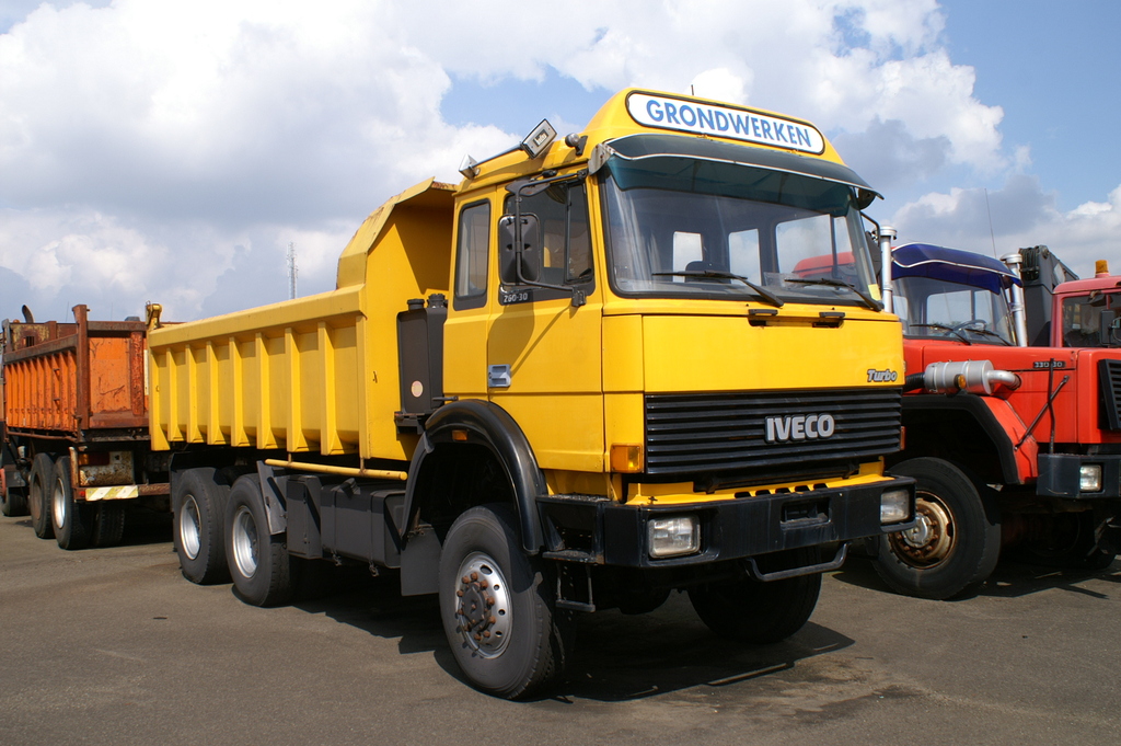 iveco t 260 30 grondwerken - cab