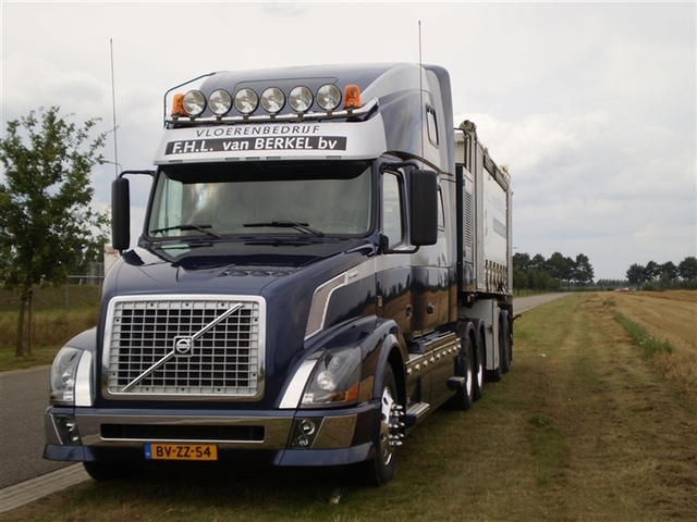 BV- ZZ-54  Berkel van FHL Volvo VN