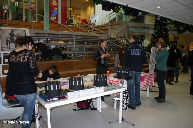 RenÃ© Vriezen 2010-12-18 #0090 Wijkmarkt -Ontdek Presikhaaf- MFC Presikhaven Wethouder Margriet Bleijenberg zaterdag 18 december 2010