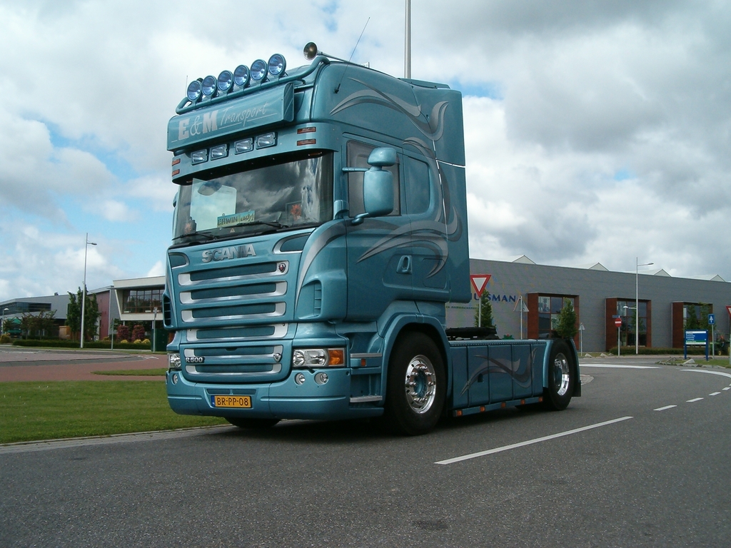 HPIM6841 E&M transport charter van europe flyer in - 